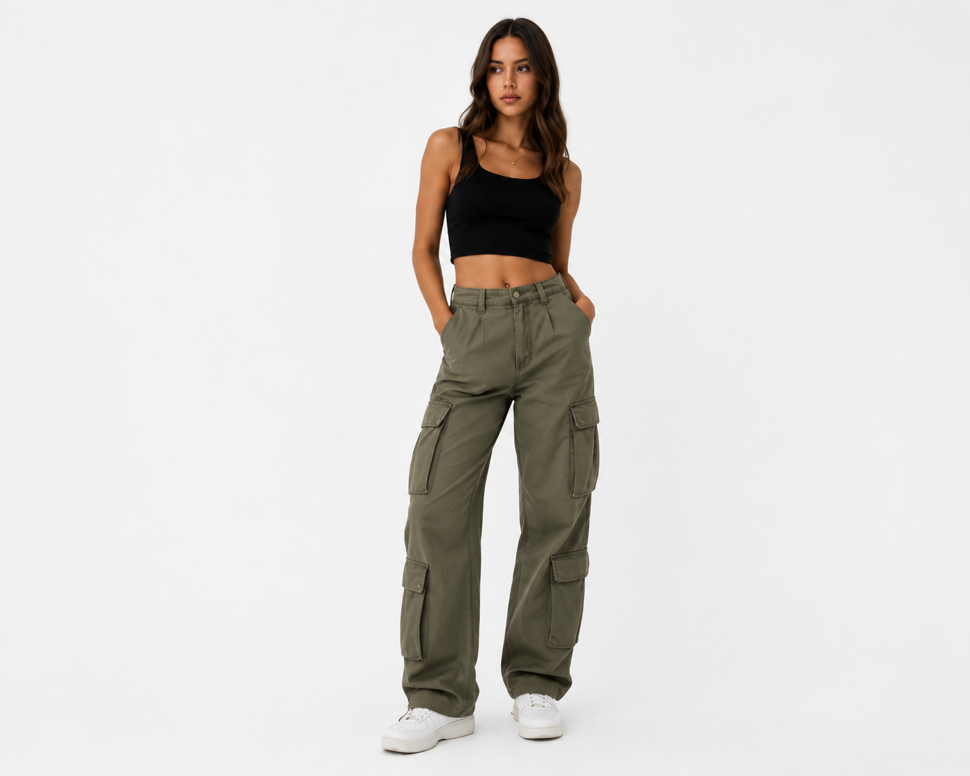 cb6bc3f1 eeff 4480 9982 55e9b85a9fad Femme portant un pantalon cargo kaki avec un top noir.
