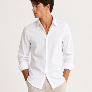 Homme portant une chemise Oxford blanche à manches longues.
