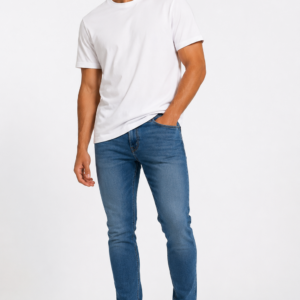 Homme portant un jean slim bleu avec un t-shirt blanc.