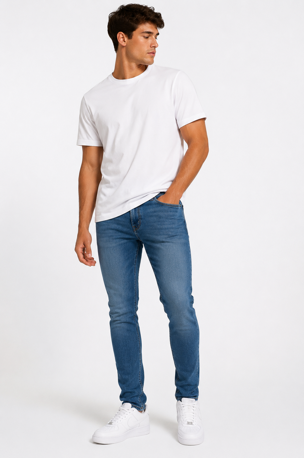 chatgpt image 23 juil. 2026, 17 37 37 Homme portant un jean slim bleu avec un t-shirt blanc.