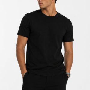 Homme portant un t-shirt noir à manches courtes.