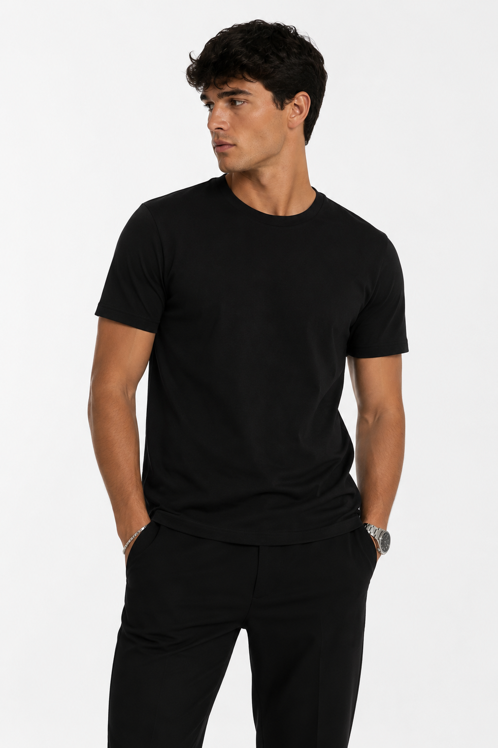 chatgpt image 23 juil. 2026, 17 42 08 Homme portant un t-shirt noir à manches courtes.