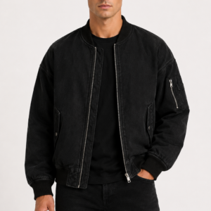 Homme portant un bomber noir oversize.
