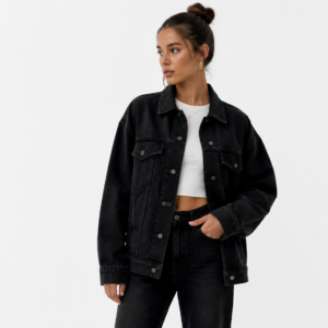 Femme portant une veste en jean noire oversize.